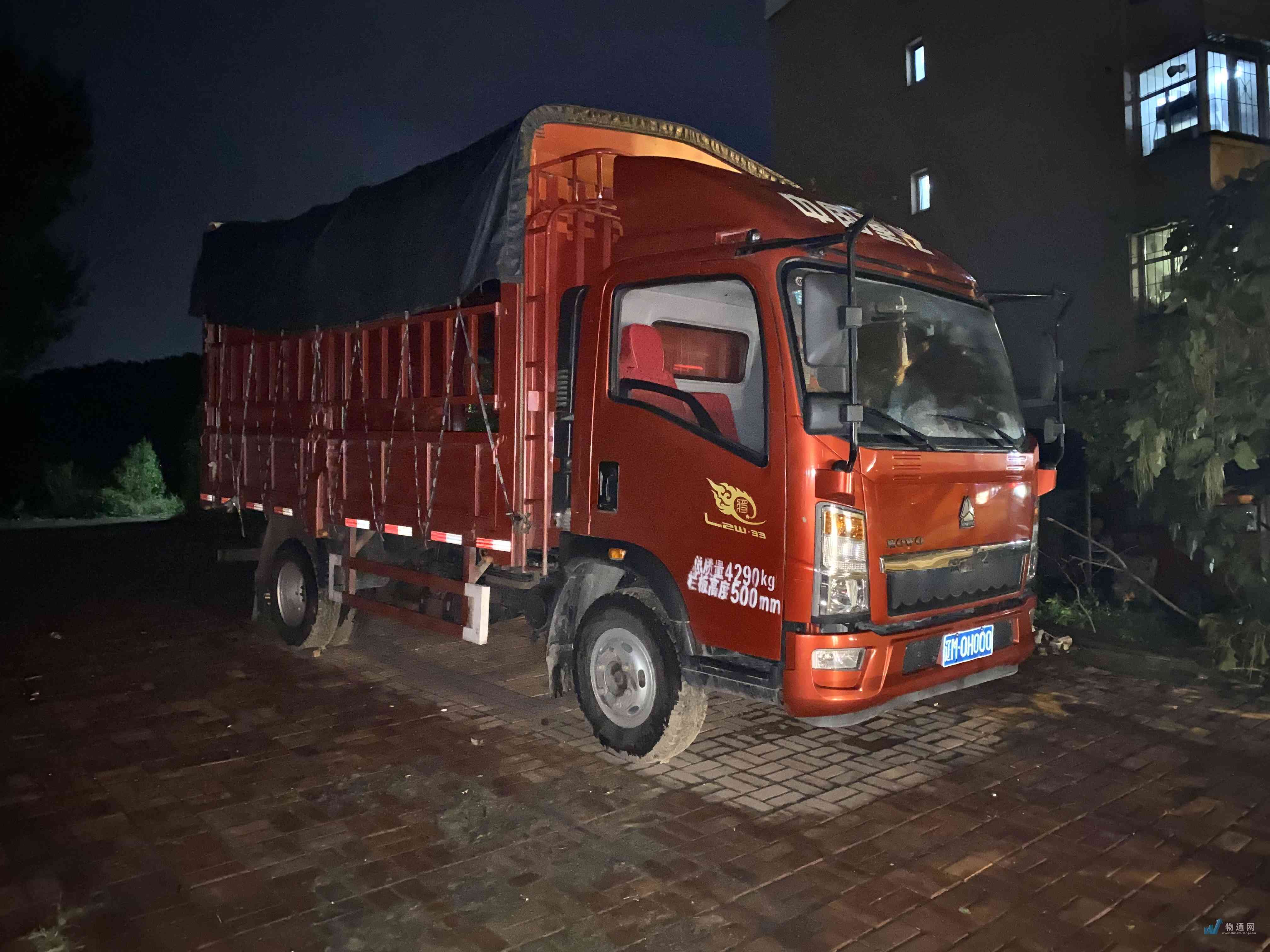 2米的厢式货车,载重3吨,常驻地辽宁.